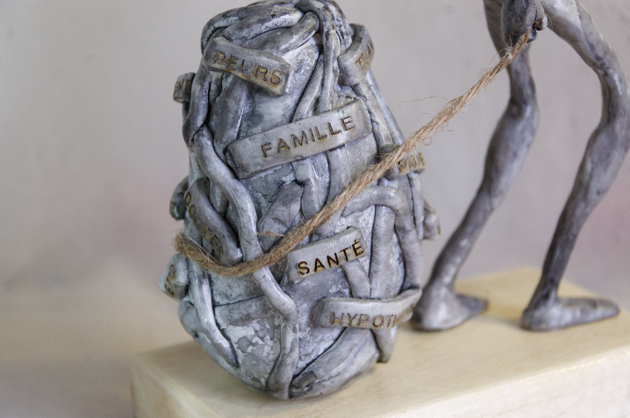 La charge mentale - Sculpture en argile polymère