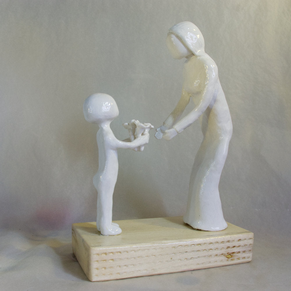 Enfant qui remet des fleurs à sa maman
