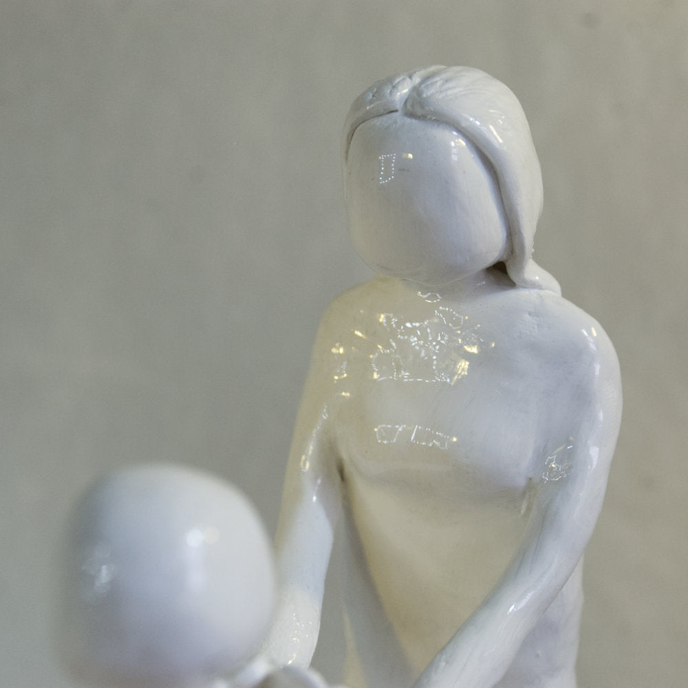 Enfant qui remet des fleurs à sa maman