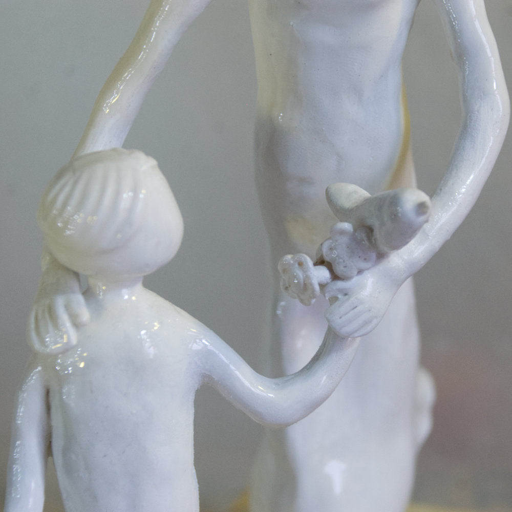 Enfant qui tient la main de sa maman avec fleur et oiseau