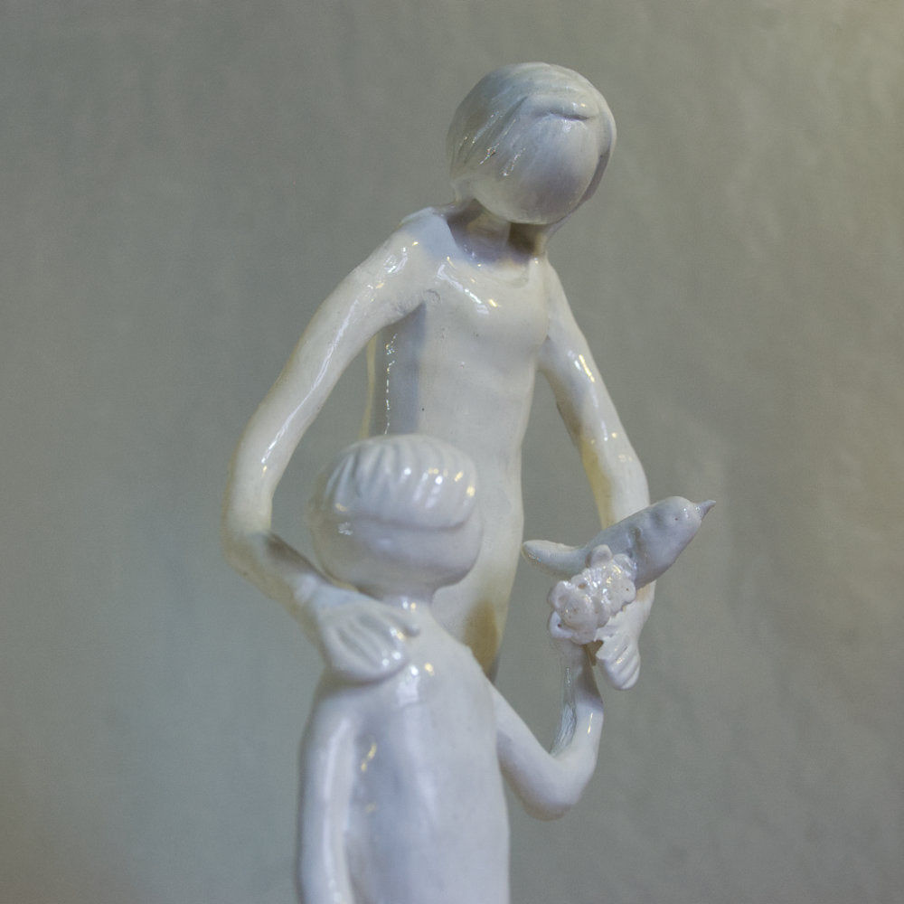 Enfant qui tient la main de sa maman avec fleur et oiseau
