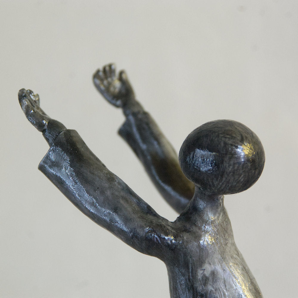 Élévation de la foi - Sculpture en argile polymère