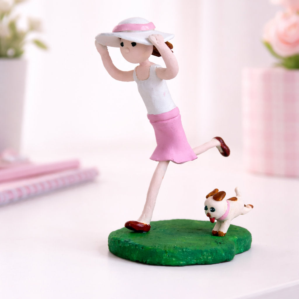Fillette au chapeau et son chien – Sculpture en argile polymère