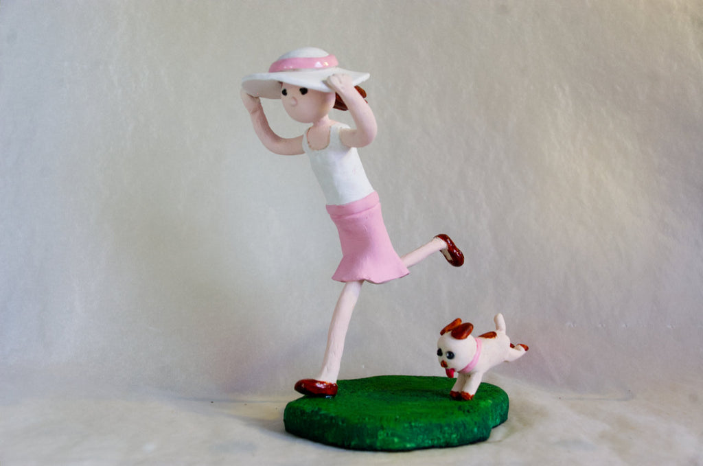 Fillette au chapeau et son chien – Sculpture en argile polymère