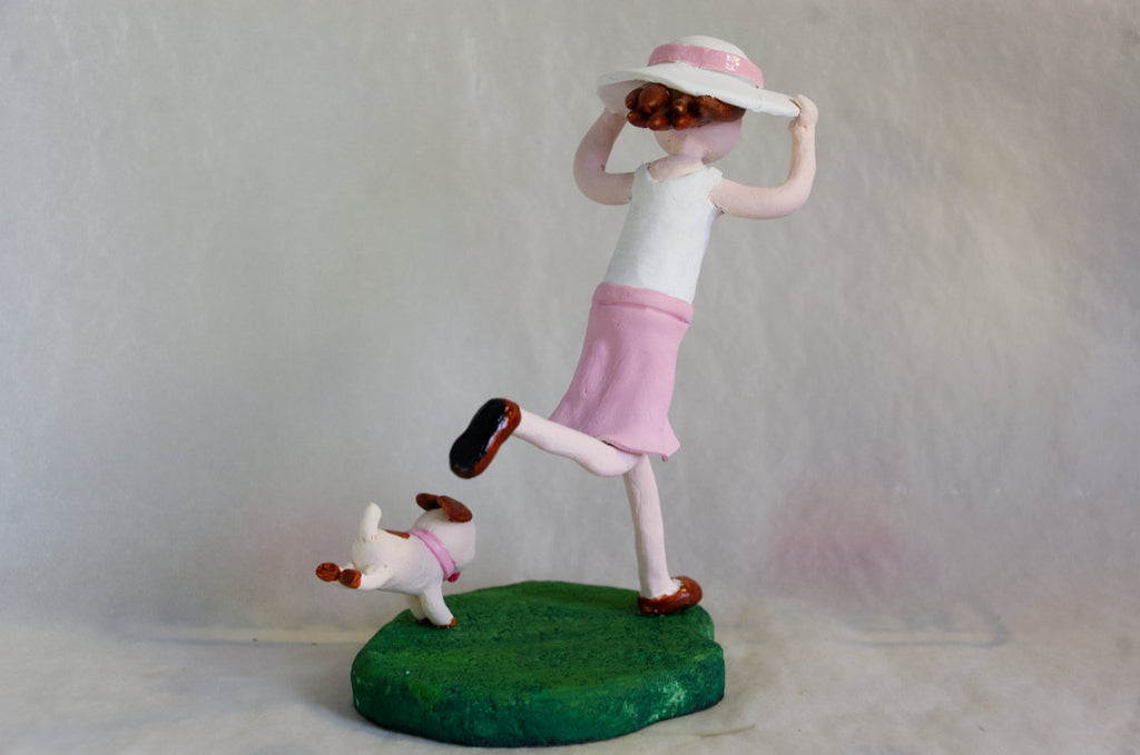 Fillette au chapeau et son chien – Sculpture en argile polymère
