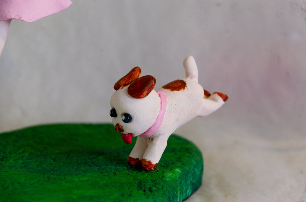 Fillette au chapeau et son chien – Sculpture en argile polymère