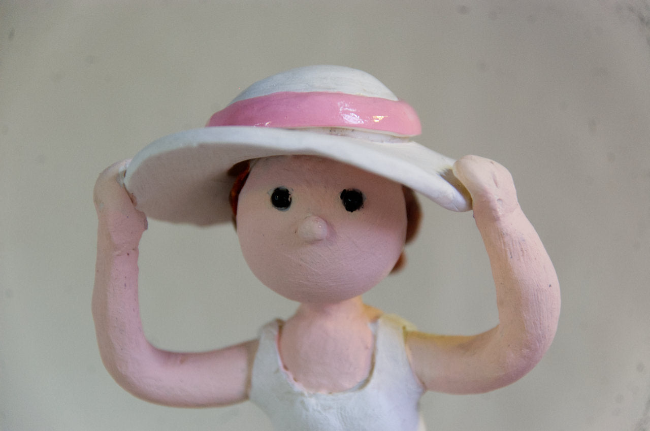Fillette au chapeau et son chien – Sculpture en argile polymère